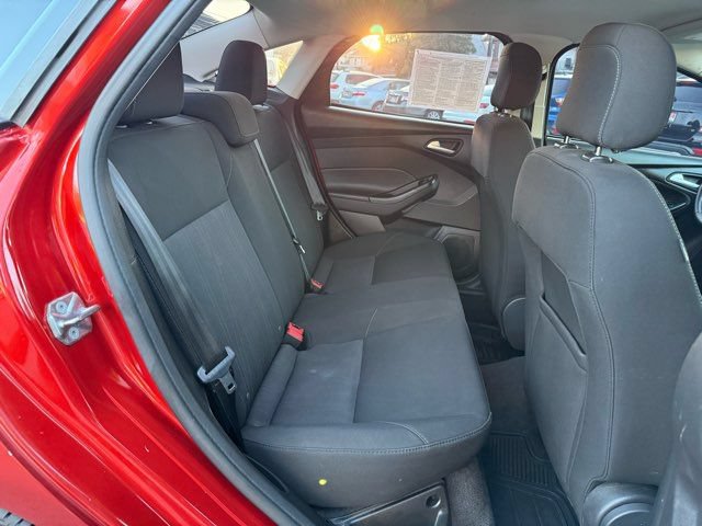 Used 2018 Ford Focus SE w/ Cold Weather Package FWD image 16