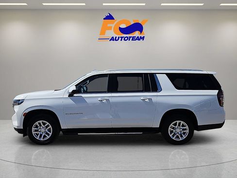 Used 2024 Chevrolet Suburban LT RWD image 2