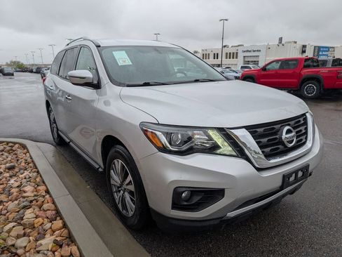 Used 2019 Nissan Pathfinder SV FWD image 3