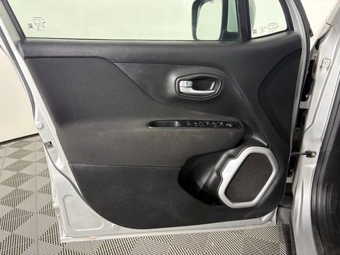 Used 2018 Jeep Renegade Latitude w/ Popular Equipment Group AWD/4WD image 14