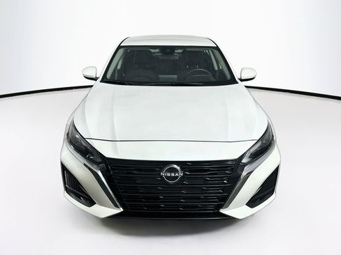 Used 2023 Nissan Altima 2.5 SV FWD image 2