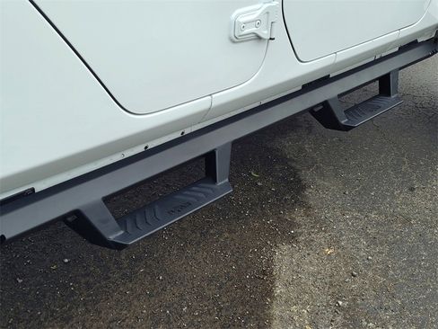 Used 2021 Jeep Gladiator Overland image 11