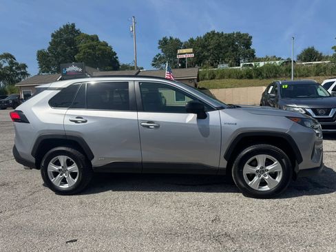Used 2021 Toyota RAV4 LE AWD/4WD image 2
