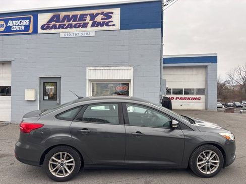 Used 2017 Ford Focus SE image 7