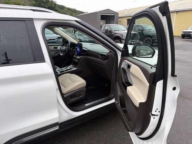 Used 2024 Ford Explorer Platinum w/ Technology Package AWD/4WD image 29