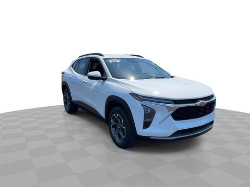 Certified 2024 Chevrolet Trax LT w/ Driver Confidence Package FWD image 2