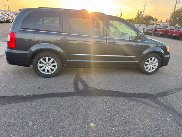 Used 2013 Chrysler Town & Country Touring FWD image 11