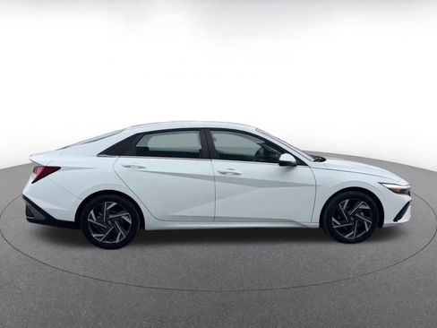 Used 2025 Hyundai Elantra Limited image 16