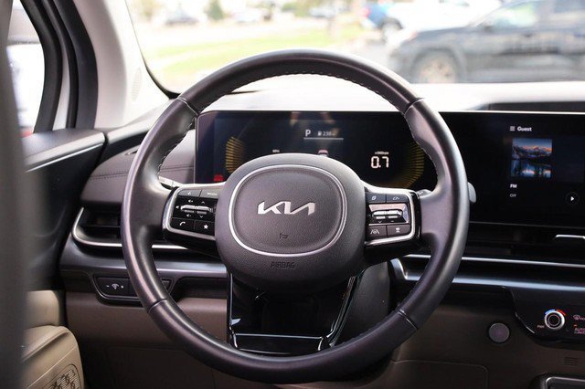 Used 2025 Kia Carnival FWD image 25