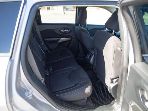 Used 2017 Jeep Cherokee Latitude w/ Cold Weather Group image 21