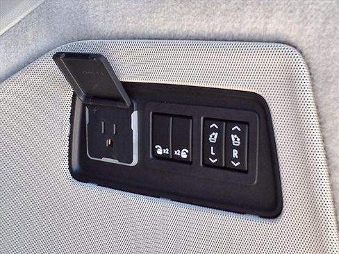 Used 2022 Cadillac Escalade Premium Luxury Platinum w/ Heavy-Duty Trailer Package image 24