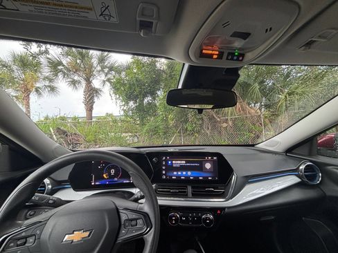 Used 2025 Chevrolet Trax LT FWD image 35