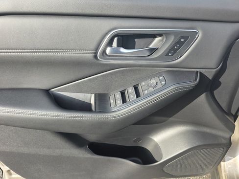 Used 2025 Nissan Rogue Platinum w/ Platinum Premium Package image 10