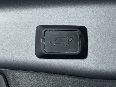 Used 2022 Toyota RAV4 XLE Premium image 29