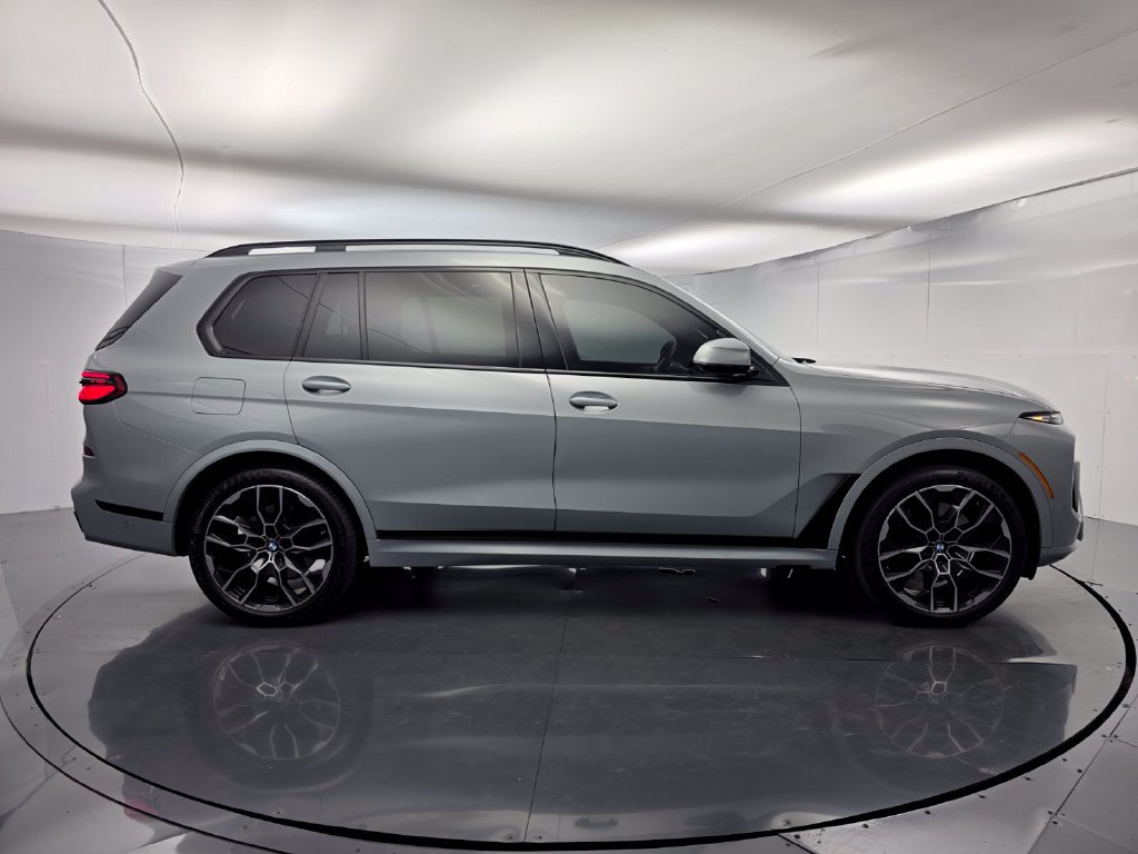 Used 2025 BMW X7 xDrive40i w/ M Sport Package AWD/4WD image 3