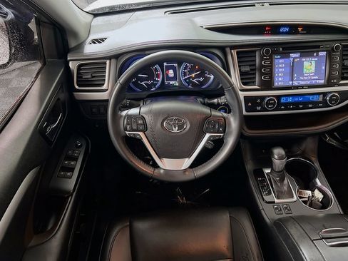 Certified 2019 Toyota Highlander XLE AWD/4WD image 19