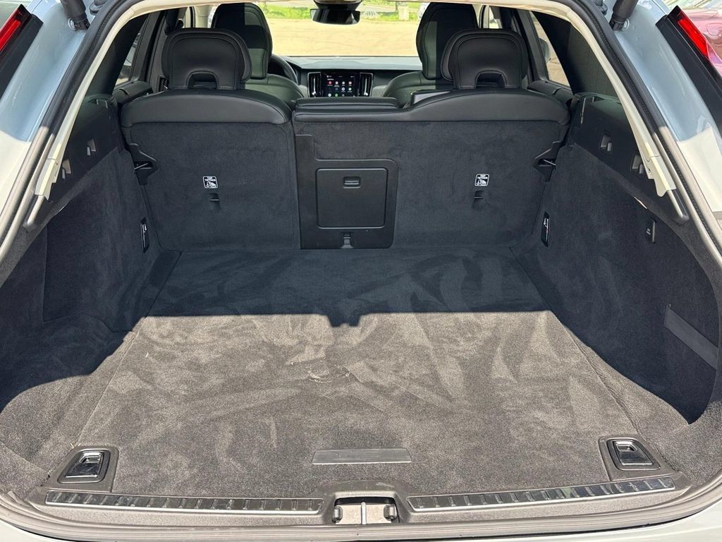 Certified 2025 Volvo V90 B6 Cross Country Ultra AWD/4WD image 5