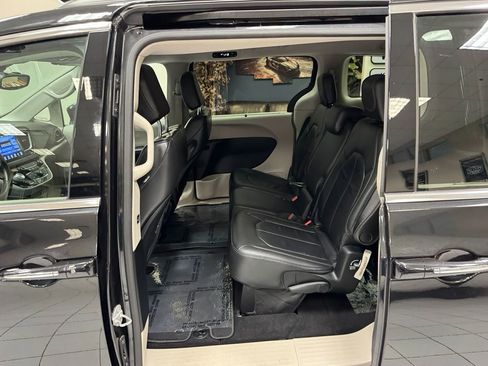 Used 2017 Chrysler Pacifica Touring-L w/ Tire & Wheel Group image 38