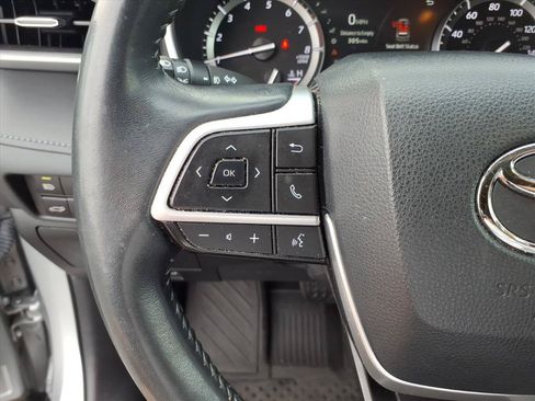 Used 2022 Toyota Highlander XLE AWD/4WD image 31