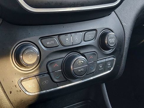 Used 2019 Jeep Cherokee Latitude Plus w/ Comfort/Convenience Group AWD/4WD image 21