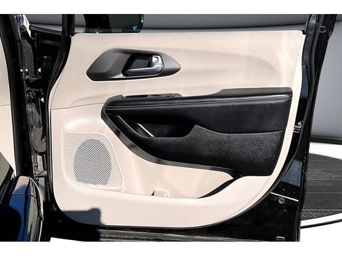 Used 2024 Chrysler Pacifica Touring-L FWD image 48