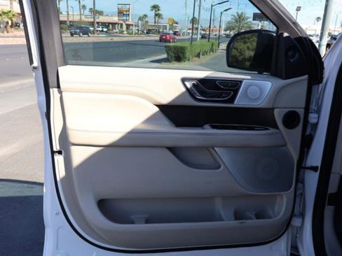 Used 2019 Lincoln Navigator Reserve image 13