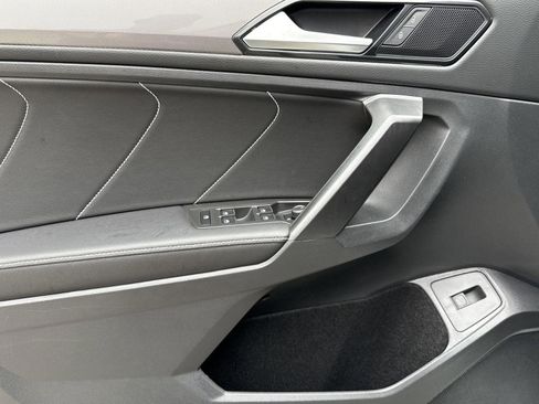 Used 2024 Volkswagen Tiguan SE image 12