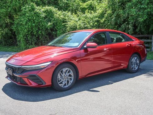 Used 2024 Hyundai Elantra SEL FWD image 1