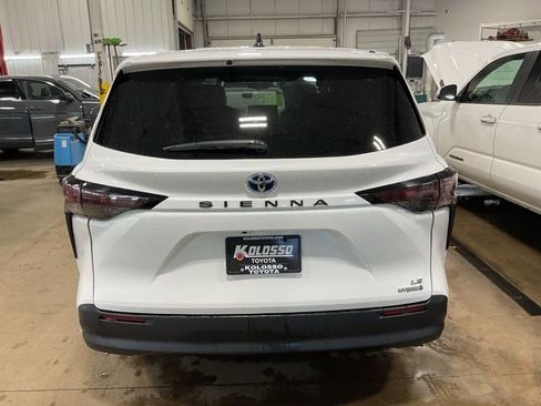 Used 2024 Toyota Sienna LE image 5