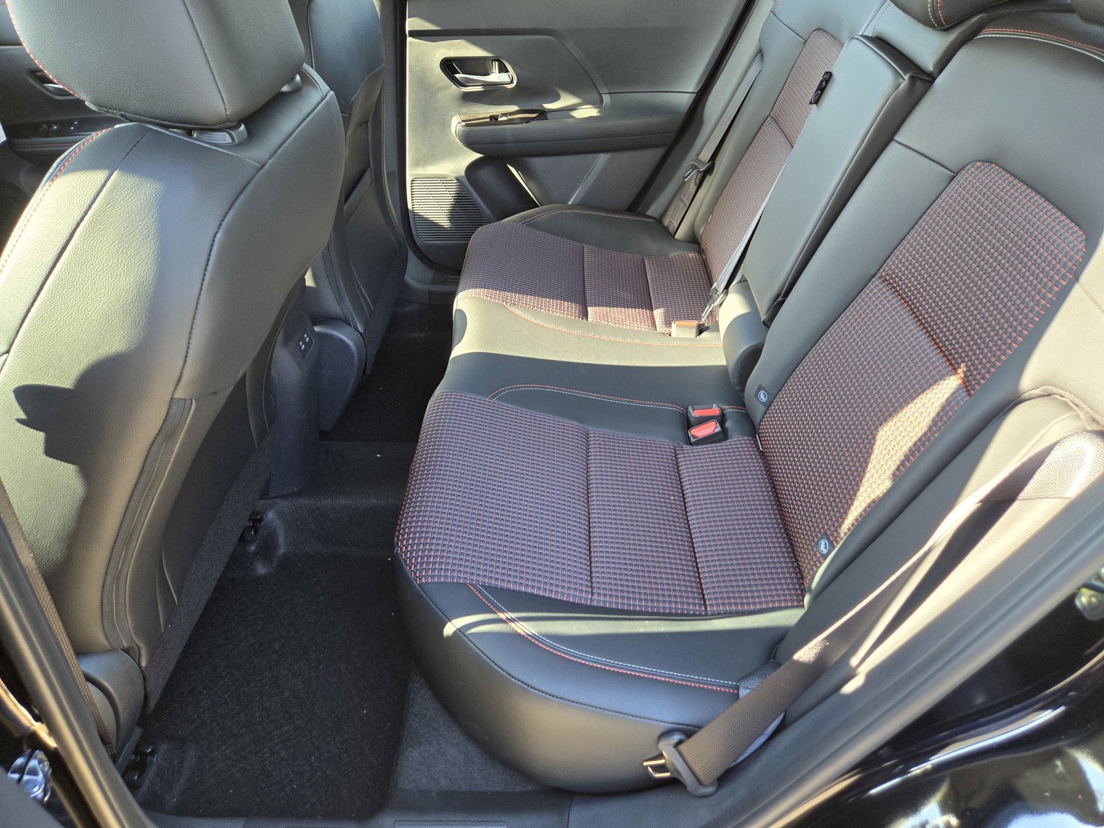 New 2026 Nissan Kicks SR w/ Cold Weather Package FWD image 9