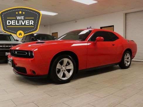 Used 2023 Dodge Challenger SXT RWD image 2