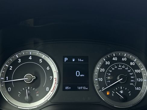 Used 2022 Hyundai Venue Limited image 16