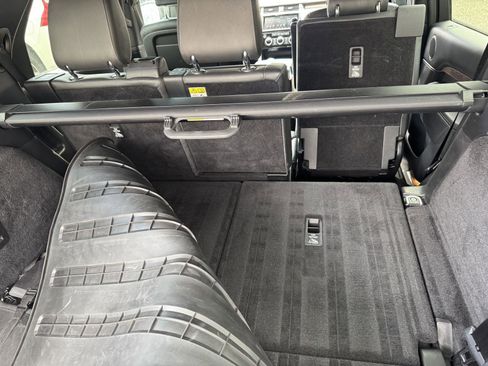 Used 2020 Land Rover Discovery HSE Luxury image 13