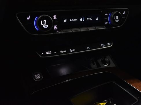 Used 2023 Audi Q5 2.0T Premium w/ Convenience Package image 21