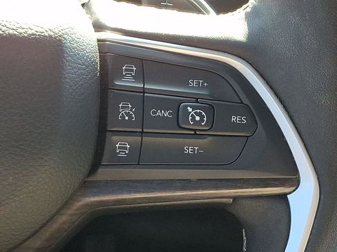 Used 2023 Jeep Grand Cherokee Limited w/ Black Appearance Package image 22