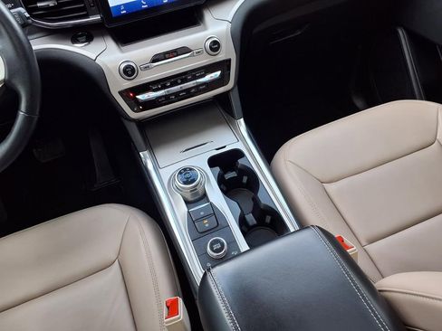 Used 2023 Ford Explorer XLT w/ Equipment Group 202A image 12