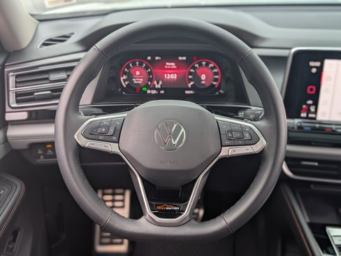 Used 2024 Volkswagen Atlas Peak Edition SE image 27