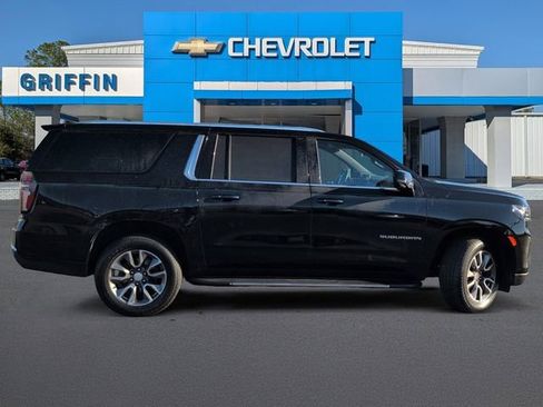 Used 2022 Chevrolet Suburban LT w/ LT Signature Plus Package image 3