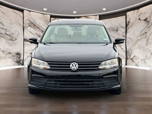 Used 2017 Volkswagen Jetta SE image 2