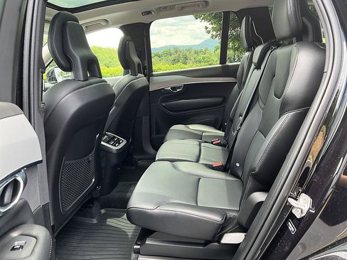 Used 2021 Volvo XC90 T5 Momentum w/ Climate Package FWD image 12