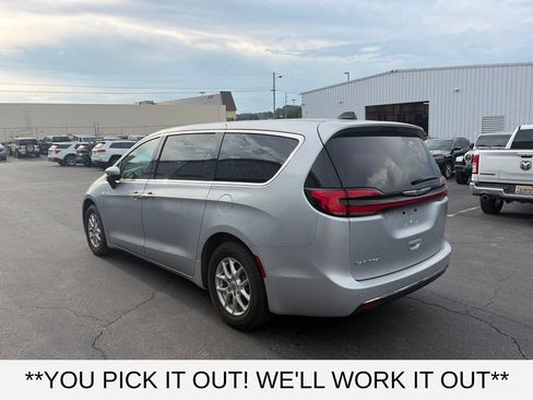 Used 2023 Chrysler Pacifica Touring-L FWD image 4
