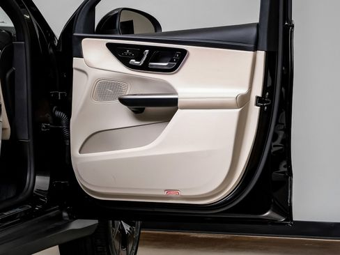 Used 2024 Mercedes-Benz GLC 300 4MATIC image 43