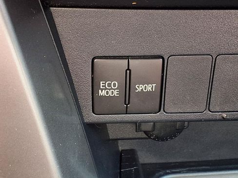 Used 2017 Toyota RAV4 XLE FWD image 22