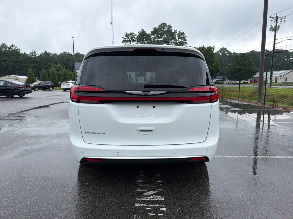 Used 2025 Chrysler Pacifica Select FWD image 6