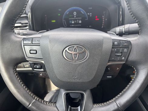 Used 2025 Toyota Camry SE image 25