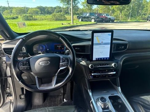 Used 2020 Ford Explorer Platinum w/ Premium Technology Package AWD/4WD image 12