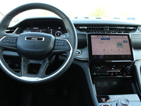 Used 2023 Jeep Grand Cherokee L Limited AWD/4WD image 22