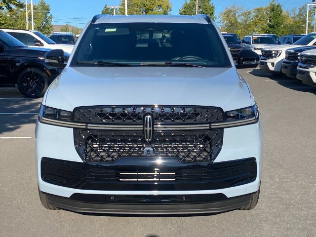 New 2027 Lincoln Navigator Reserve w/ Jet Appearance Package AWD/4WD image 2