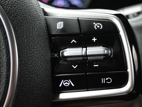 Used 2022 Kia Carnival LX FWD image 21