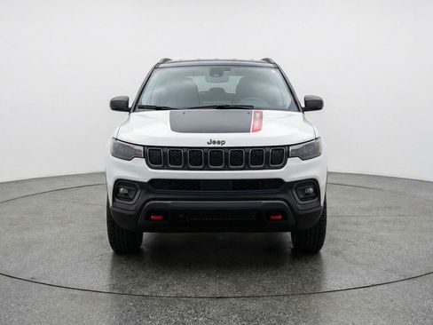 Used 2025 Jeep Compass Trailhawk AWD/4WD image 2